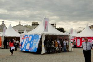 Verlagsstand mit Autorenwerbung